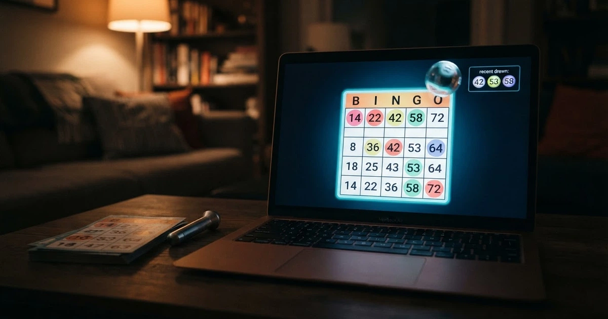 Un carton de bingo numérique affiché sur un écran d'ordinateur, des boules numérotées tirées au sort en surimpression