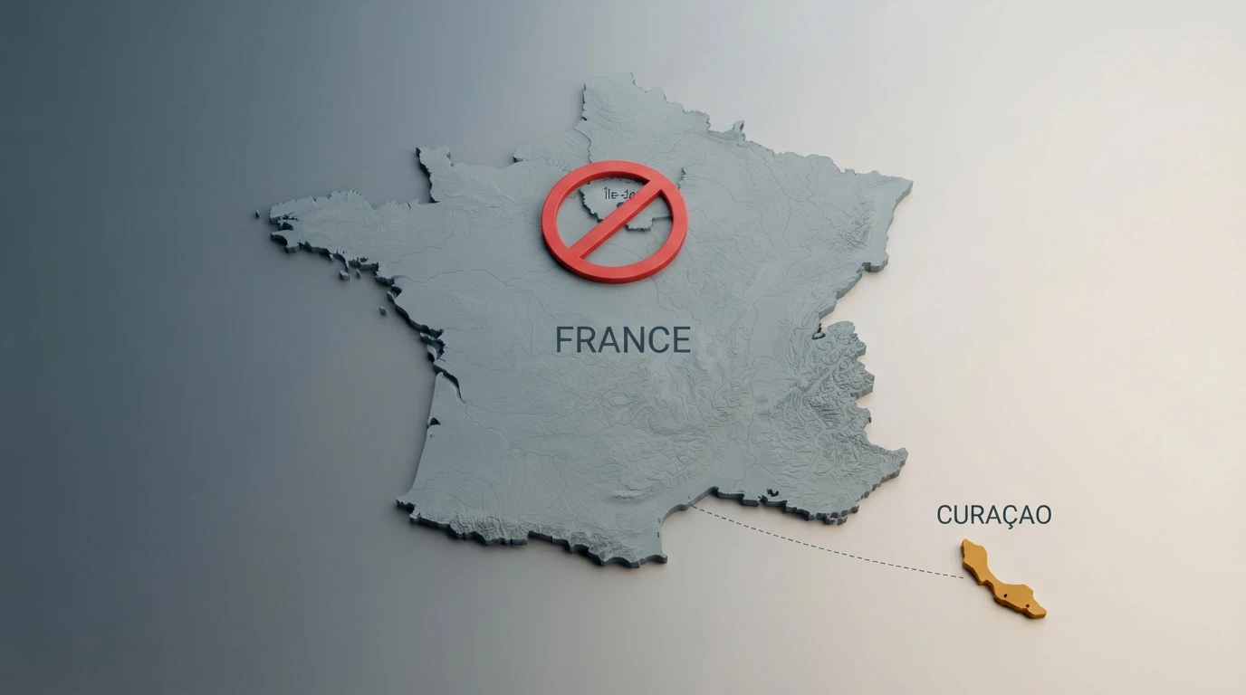 Une carte de la France avec une icône de casino barrée d'un trait rouge, contrastant avec l'île de Curaçao mise en évidence comme point d'origine des licences des casinos accessibles aux joueurs français.